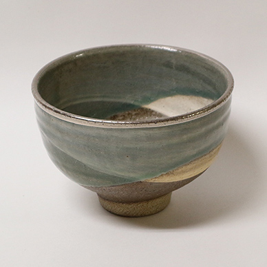 Isamu Shiina pottery title:Ash glaze tea bowl with circle design in platinum and silver